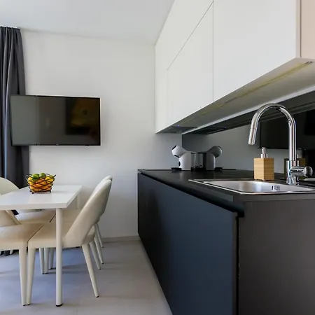 Piano Apartment *