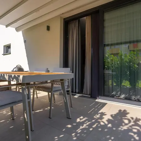 アパート Piano Residences ヴァンタシチ